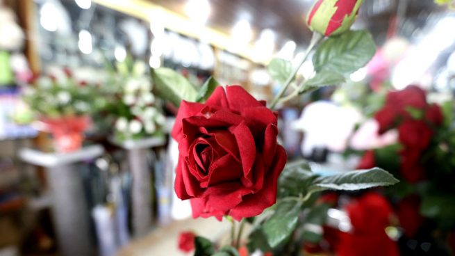 San Jordi dice adiós a las restricciones con una "superilla" de libros y rosas