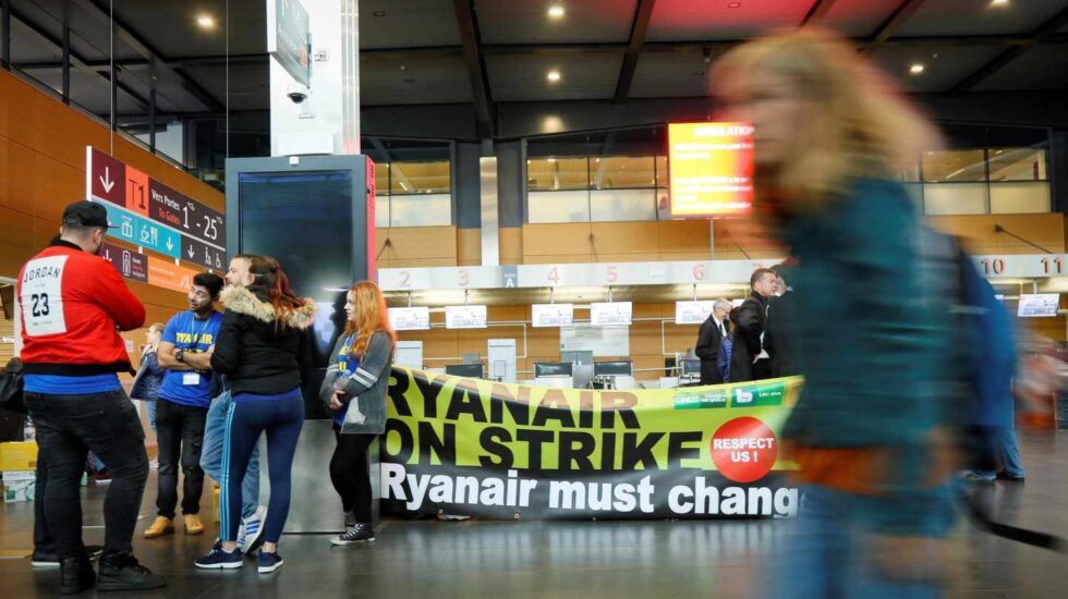 Empleados de Ryanair se manifiestan en el aeropuerto belga de Charleroi.