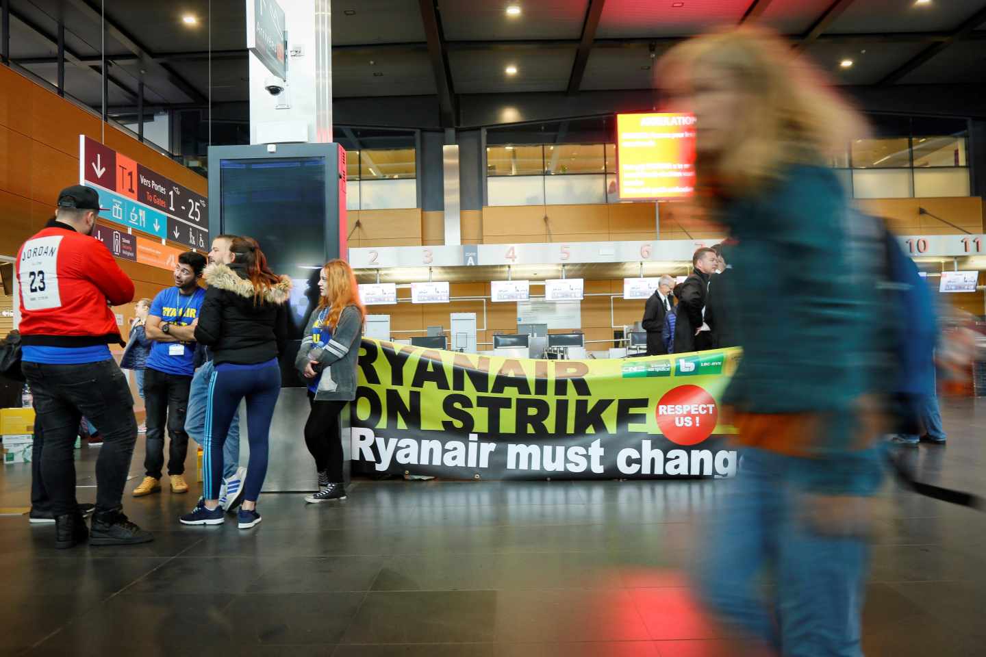 Empleados de Ryanair se manifiestan en el aeropuerto belga de Charleroi.