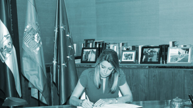 Susana Díaz firma el decreto de convocatoria de elecciones.