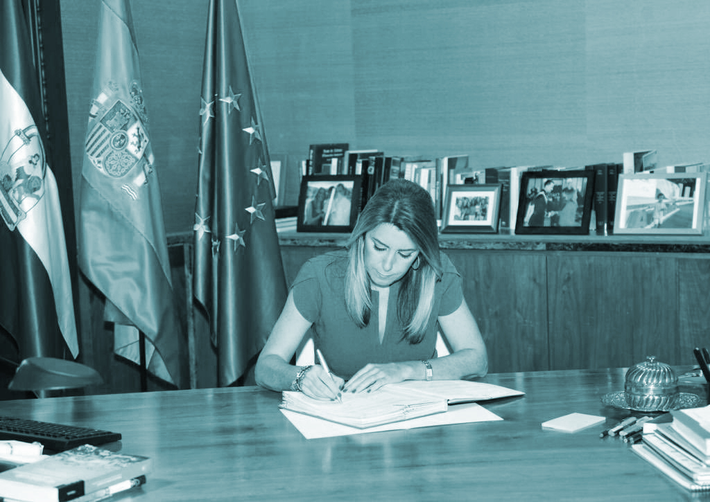 Susana Díaz firma el decreto de convocatoria de elecciones.