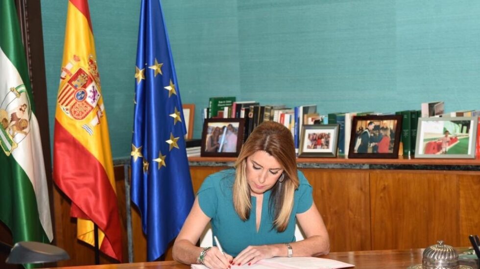 Susana Díaz firma el decreto de convocatoria de elecciones.