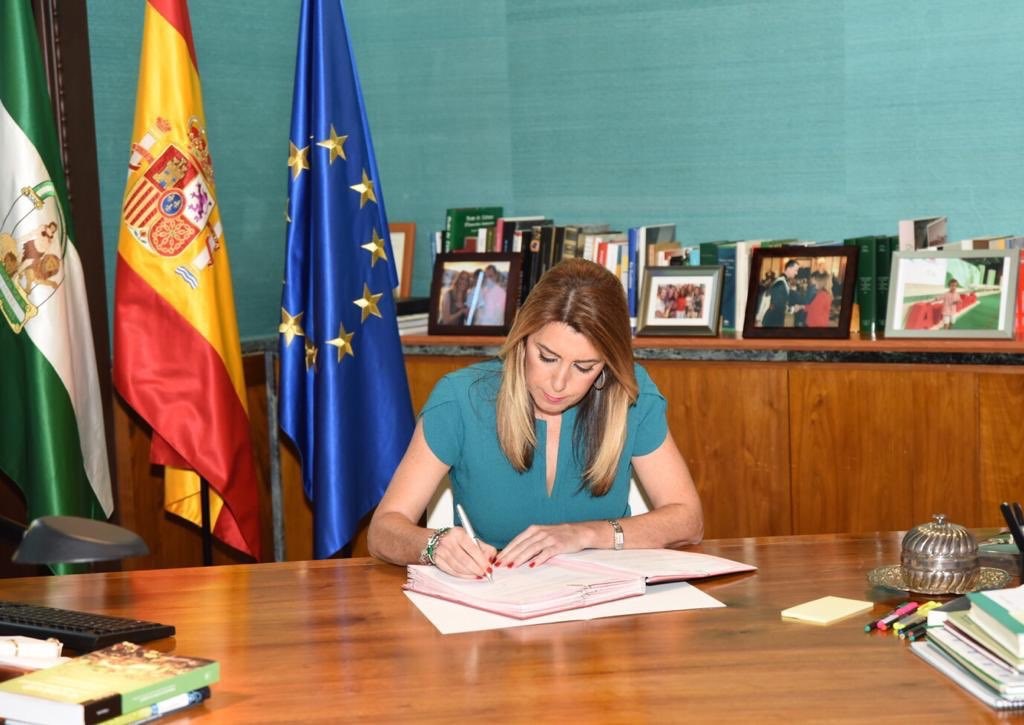 Susana Díaz firma el decreto de convocatoria de elecciones.