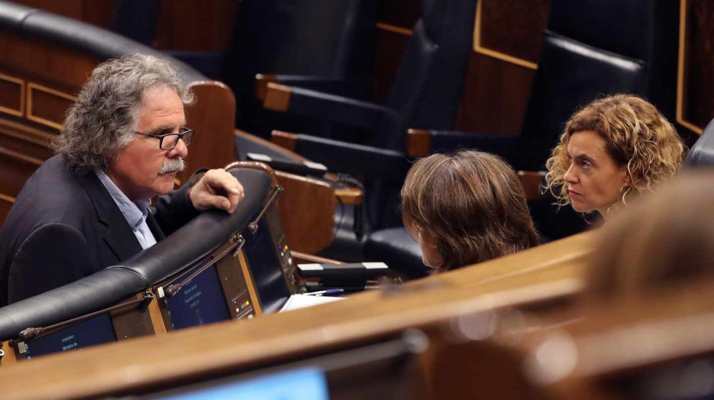 Joan Tardà conversa con las ministras Batet y Delgado.