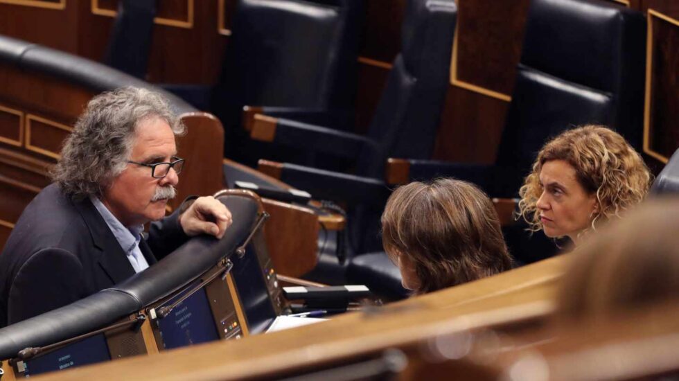 Joan Tardà conversa con las ministras Batet y Delgado.