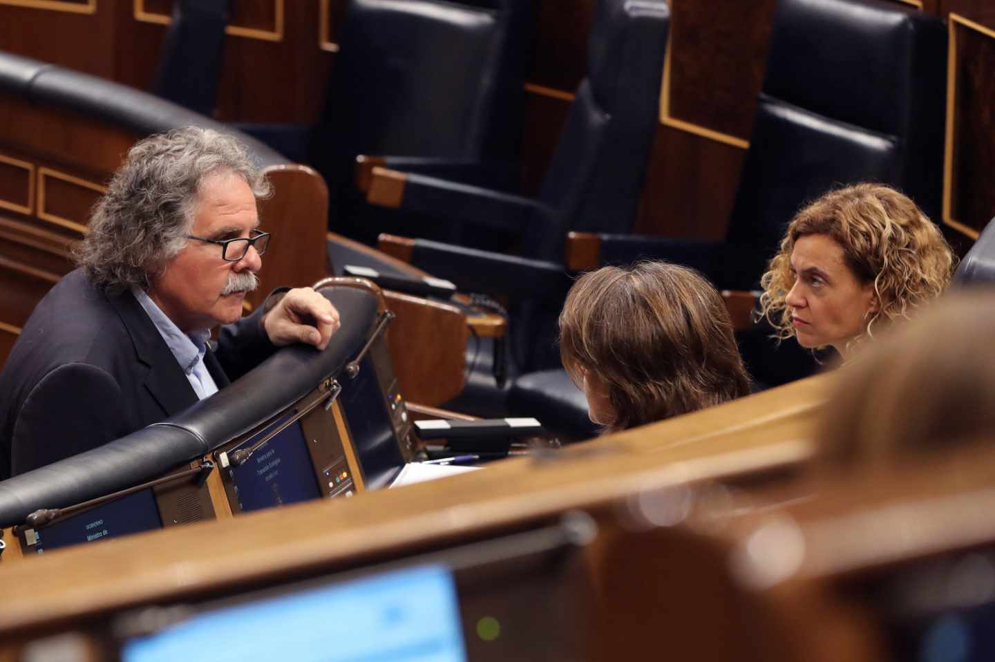 Joan Tardà conversa con las ministras Batet y Delgado.