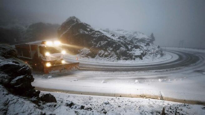 Un camión quitanieves despeja la NA-137 en el puerto de Belagoa, donde las carreteras se han visto cubiertas de nieve en el primer temporal de invierno.
