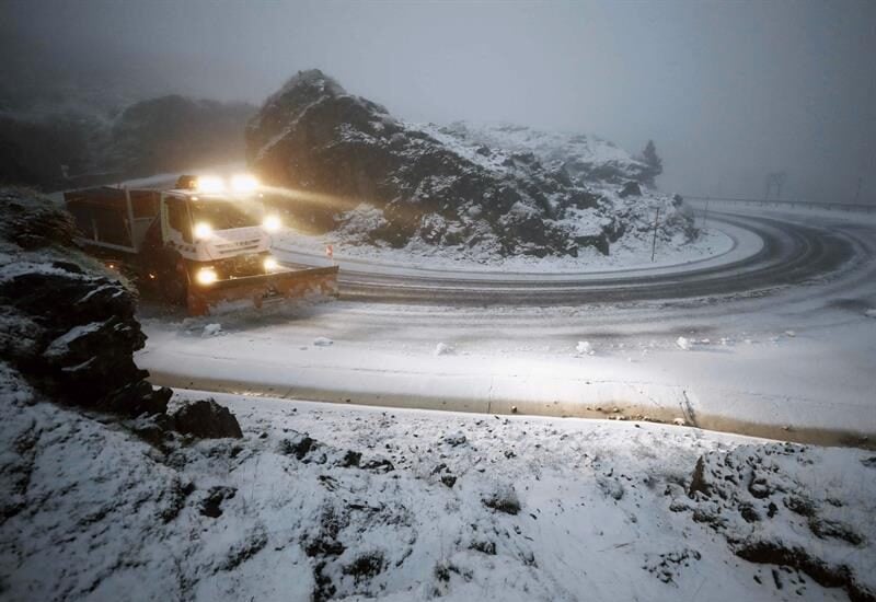 Un camión quitanieves despeja la NA-137 en el puerto de Belagoa, donde las carreteras se han visto cubiertas de nieve en el primer temporal de invierno.