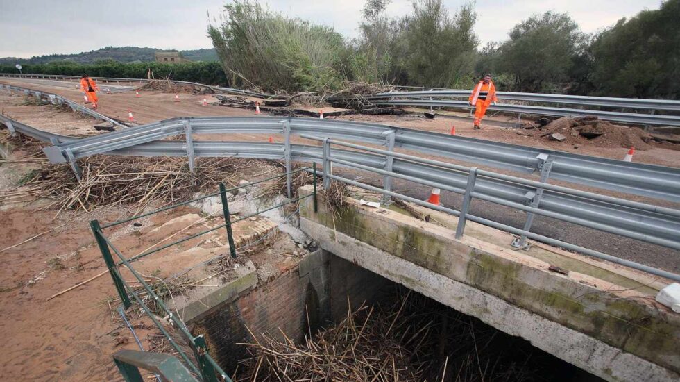 Vista de un tramo de la carretera C-12 entre Amosta y Tortosa afectado por los efectos del temporal sufrido en la zona