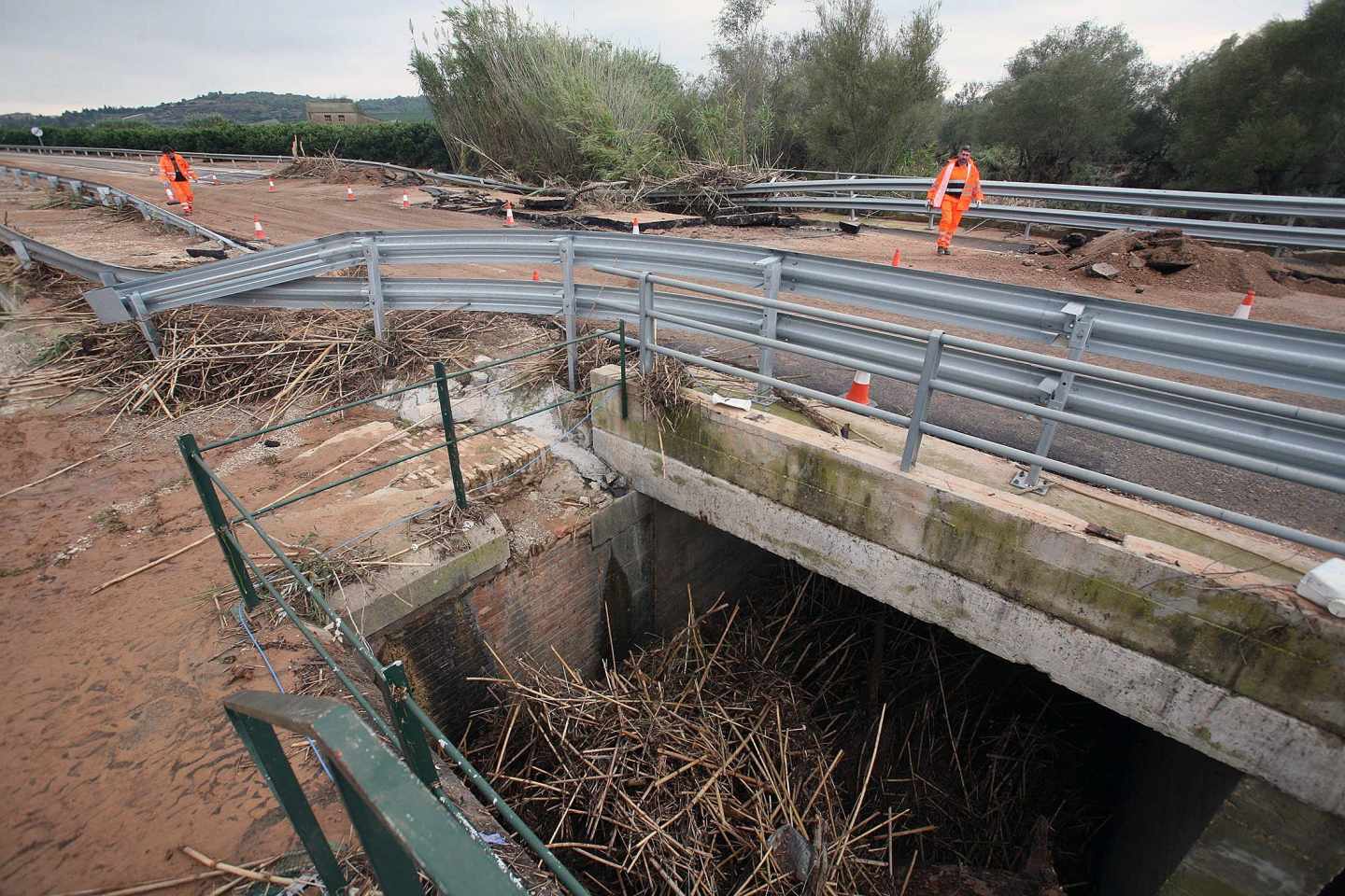 Vista de un tramo de la carretera C-12 entre Amosta y Tortosa afectado por los efectos del temporal sufrido en la zona