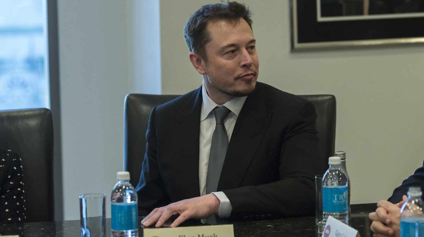 Tesla se dispara más del 15% en bolsa tras la salida de Musk de su presidencia.