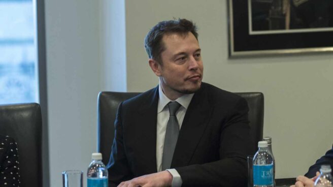 Tesla se dispara más del 15% en bolsa tras la salida de Musk de su presidencia.