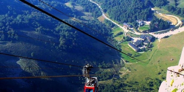 Un esquiador asturiano fallece al despeñarse en los Picos de Europa