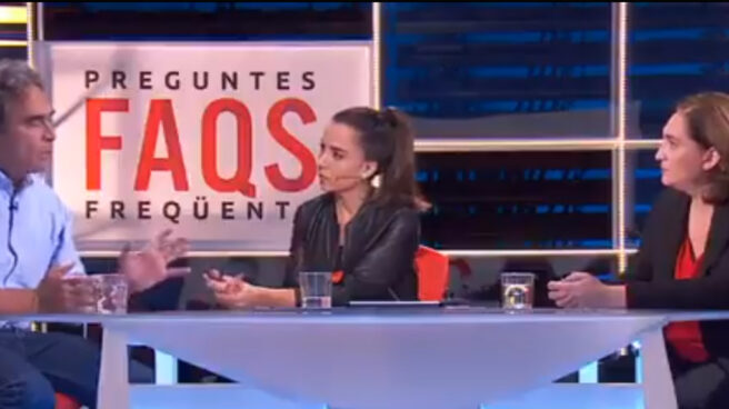 Colau ejerce de traductora en una entrevista en catalán al ex alcalde de Medellín en TV3