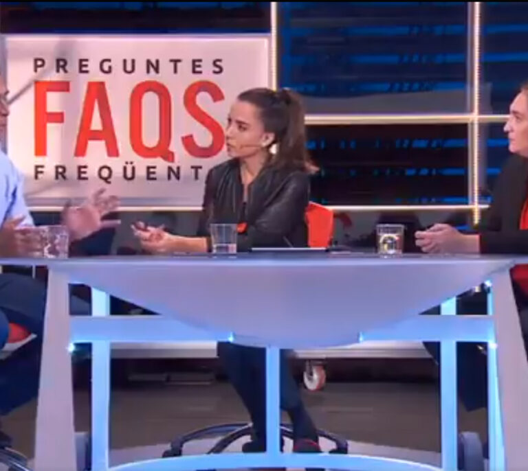 Colau ejerce de traductora en una entrevista en catalán al ex alcalde de Medellín en TV3