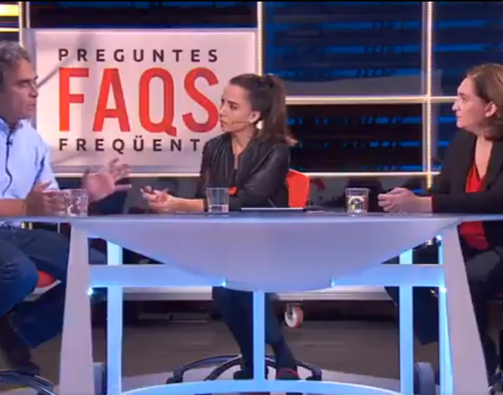 Colau ejerce de traductora en una entrevista en catalán al ex alcalde de Medellín en TV3