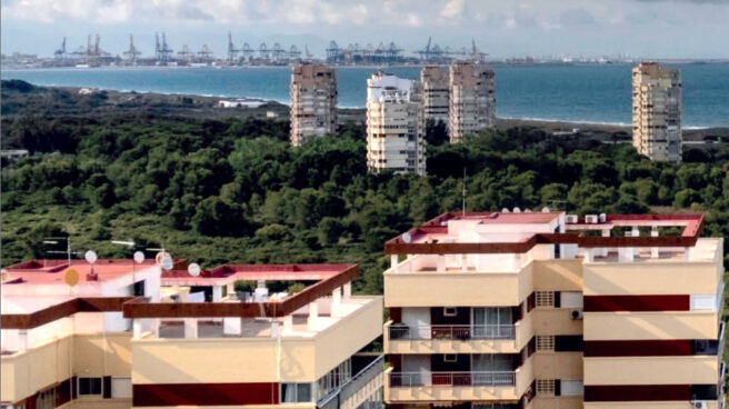 Edificaciones en Les Gavines, frente a la Albufera de Valencia. Un paraje salvado 'in extremis'. Iba a ser una megaurbanización, paralizada en los 80. Edificaciones en Les Gavines, frente a la Albufera de Valencia. Un paraje salvado 'in extremis'. Iba a ser una megaurbanización, paralizada en los 80.