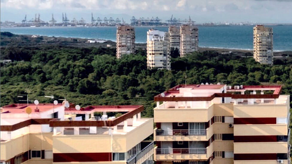 Edificaciones en Les Gavines, frente a la Albufera de Valencia. Un paraje salvado 'in extremis'. Iba a ser una megaurbanización, paralizada en los 80.