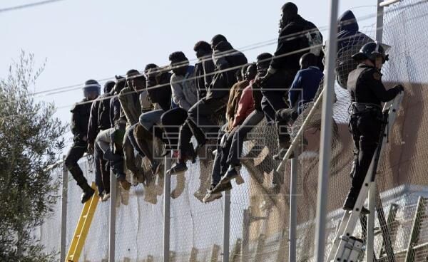 300 inmigrantes subsaharianos entran a Melilla saltando la valla