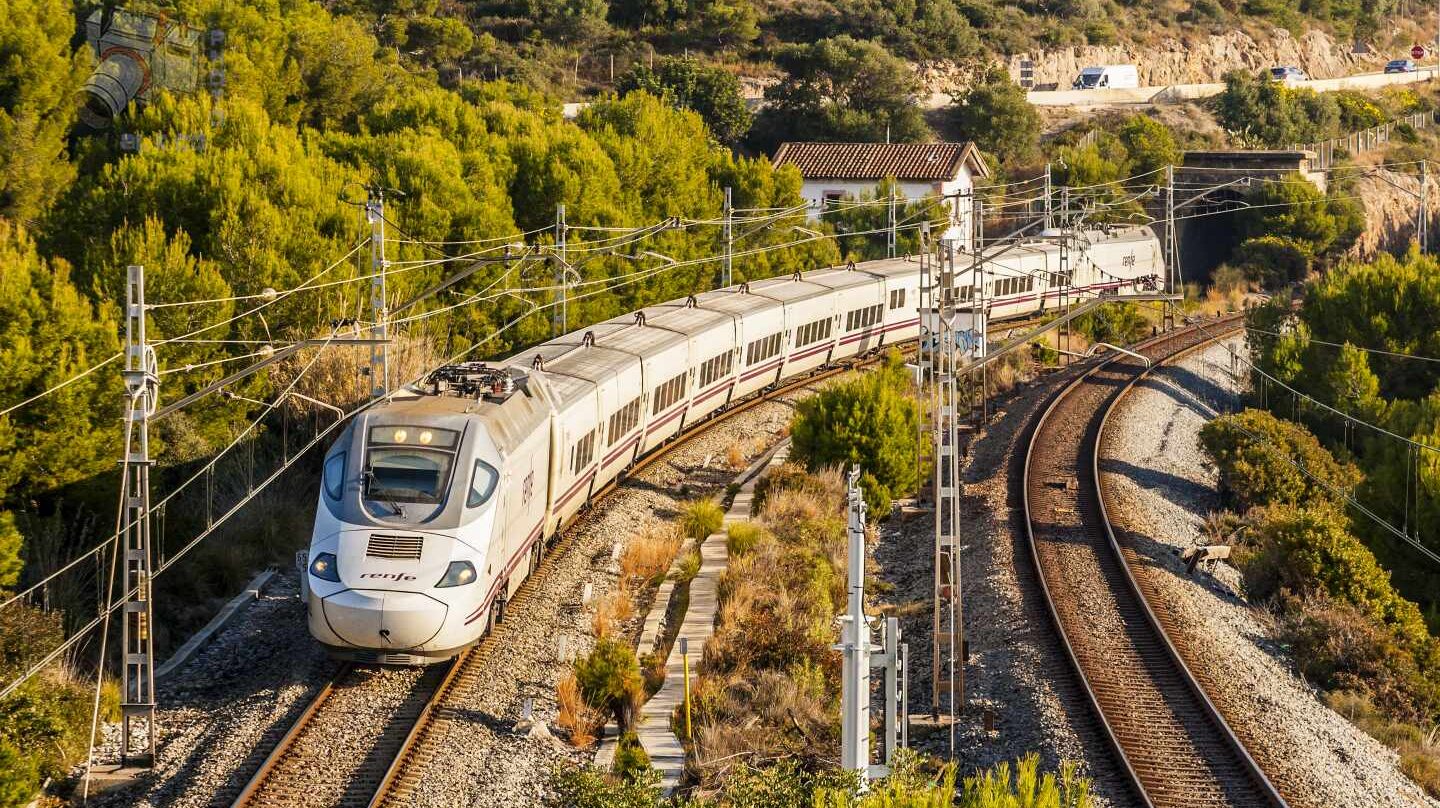 Talgo Euromed 130 en la comarca del Garraf, Barcelona. Este tren va de Cartagena a Barcelona.
