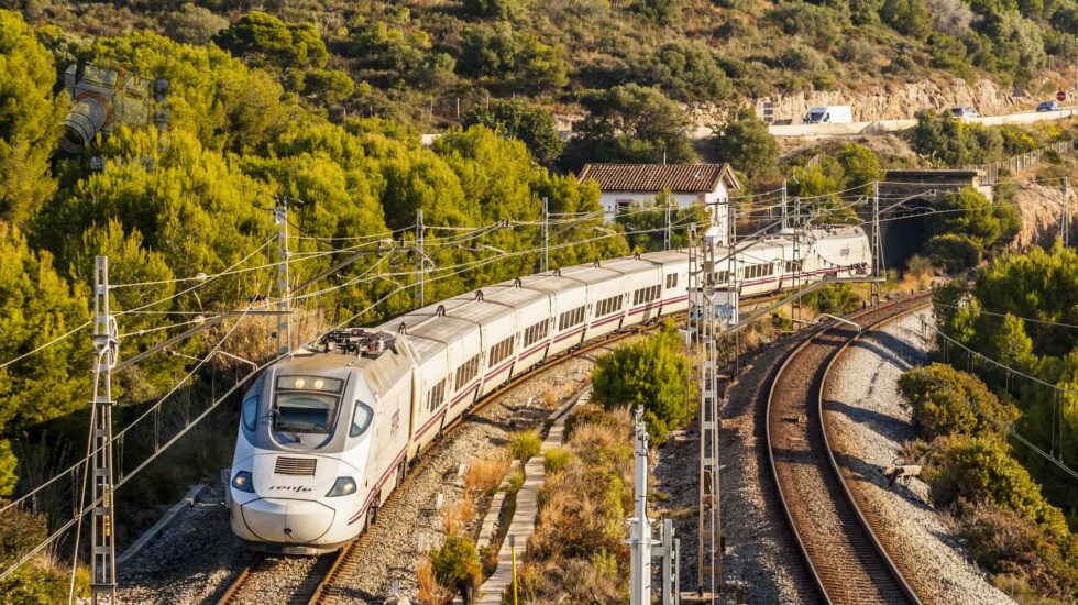 Talgo Euromed 130 en la comarca del Garraf, Barcelona. Este tren va de Cartagena a Barcelona.