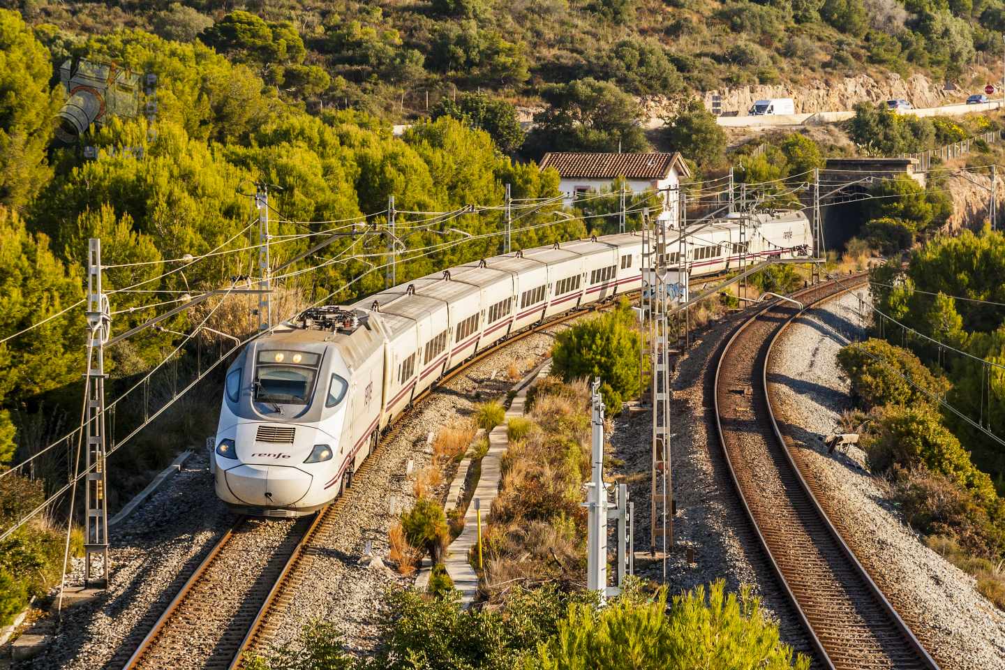 Talgo Euromed 130 en la comarca del Garraf, Barcelona. Este tren va de Cartagena a Barcelona.