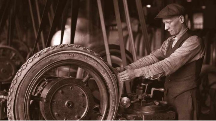 Una de las primeras llantas neumáticas fabricadas por Goodyear.