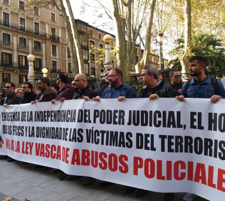 Policías, ertzainas, guardias civiles y víctimas denuncian el "blanqueamiento" de ETA