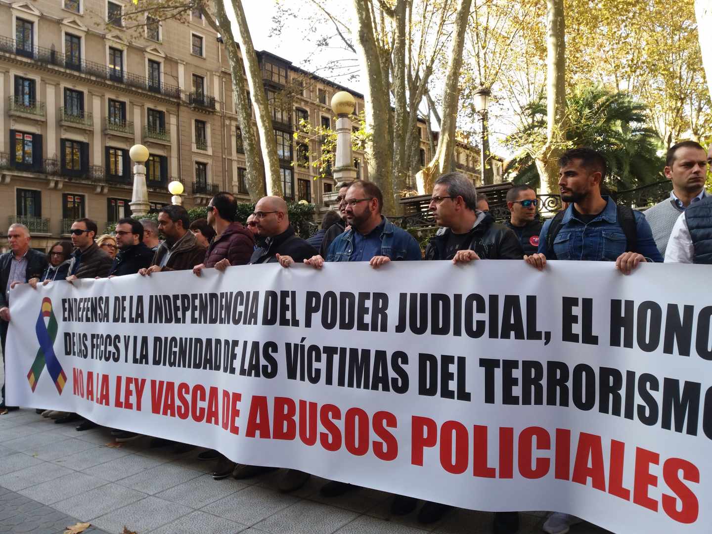Policías, ertzainas, guardias civiles y víctimas denuncian el "blanqueamiento" de ETA