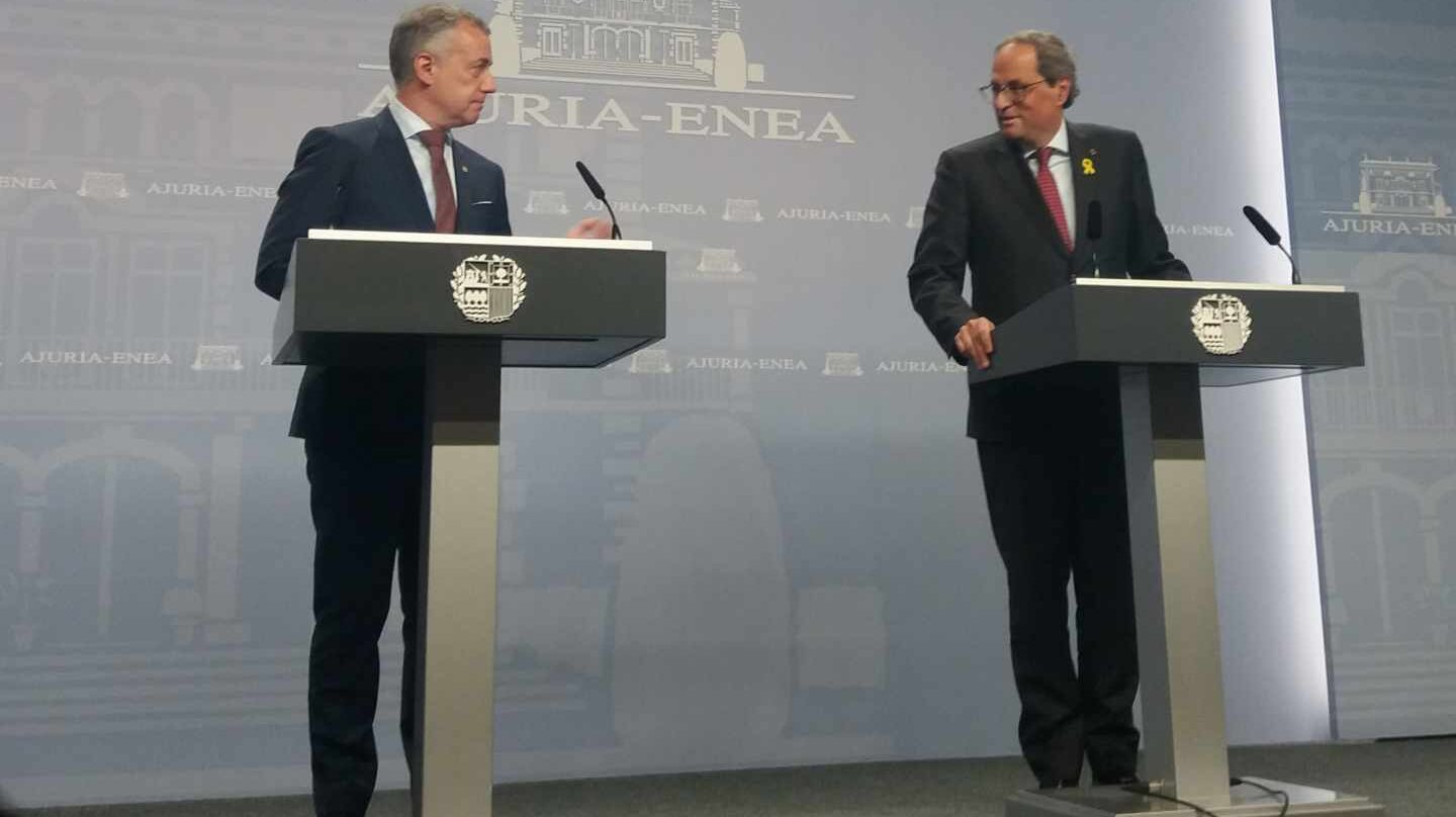 El lehendakari Urkullu y Torra poco antes del inicio de su comparecencia hoy en Vitoria.