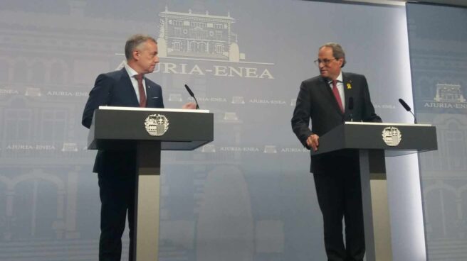 El lehendakari Urkullu y Torra poco antes del inicio de su comparecencia hoy en Vitoria.