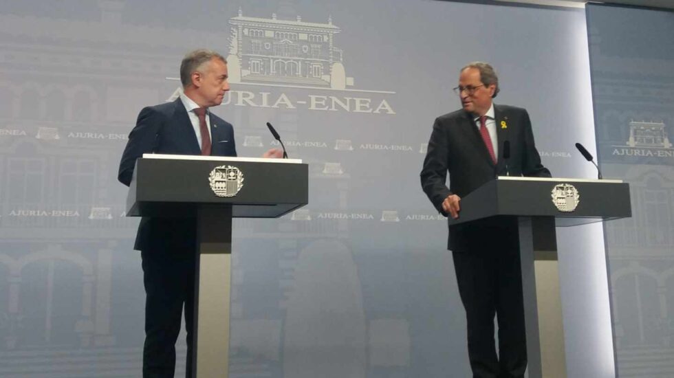 El lehendakari Urkullu y Torra poco antes del inicio de su comparecencia hoy en Vitoria.