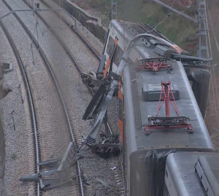 El descarrilamiento de un tren deja un muerto y 44 heridos, la mayoría leves