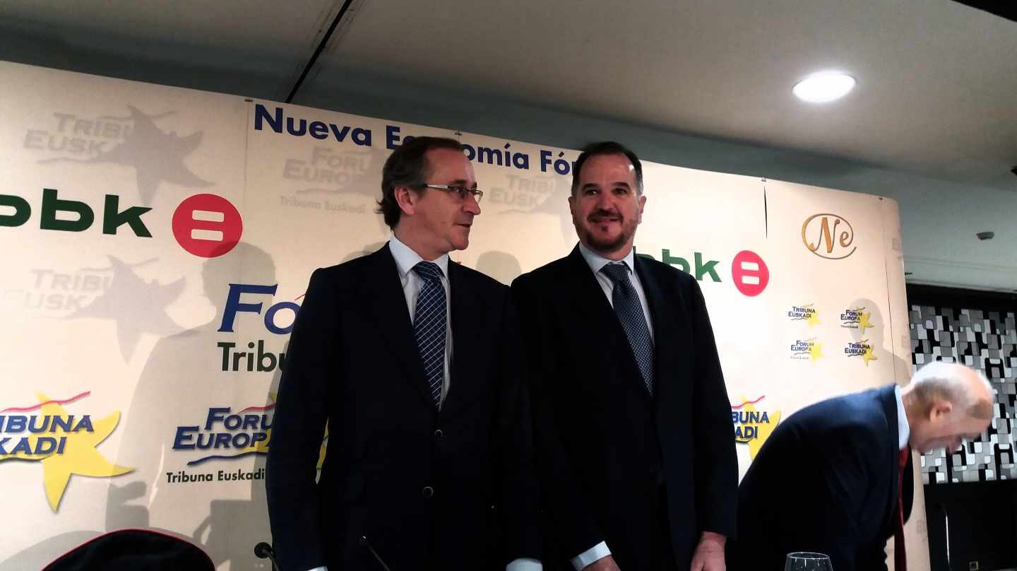 El presidente del PP vasco, Alfonso Alonso, junto a Carlos Iturgaiz, durante su intervención está mañana en Bilbao.