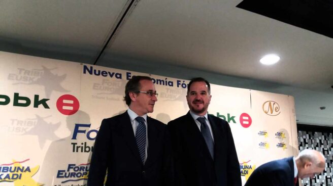 El presidente del PP vasco, Alfonso Alonso, junto a Carlos Iturgaiz, durante su intervención está mañana en Bilbao.