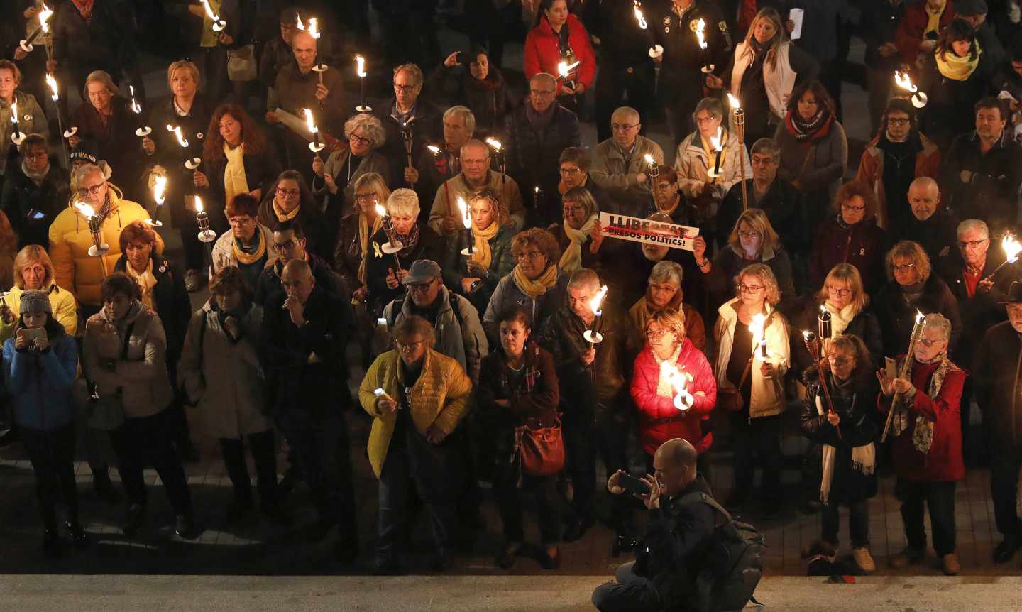 Marcha de antorchas en apoyo a Oriol Junqueras en Sant Vicenç dels Horts (Barcelona).