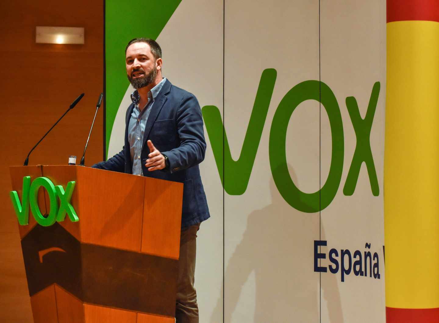VOX irrumpe en la campaña andaluza llamando golpista a Sánchez