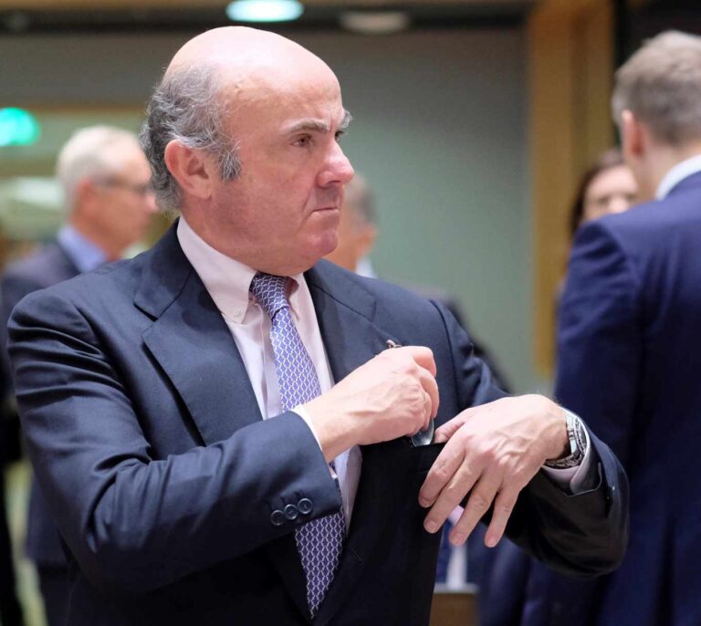Guindos alerta del riesgo de contagio de la crisis italiana
