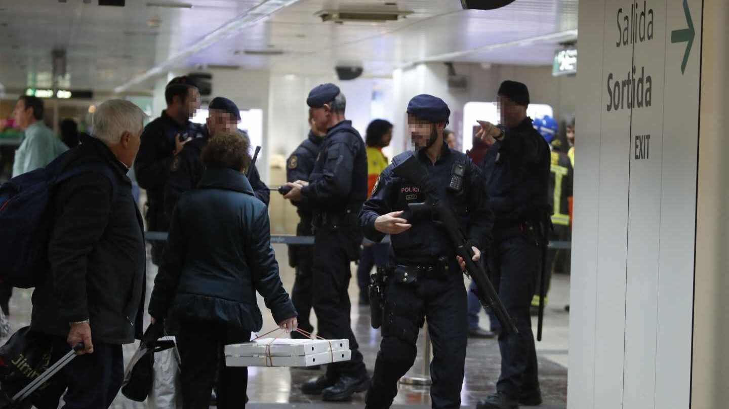 Desalojo en la estación de Sants de Barcelona.