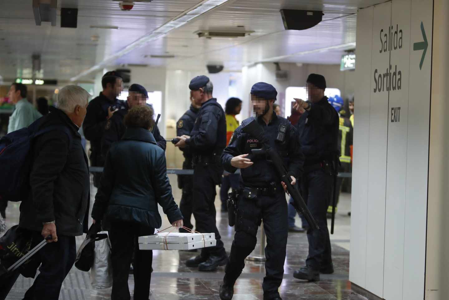 Desalojo en la estación de Sants de Barcelona.