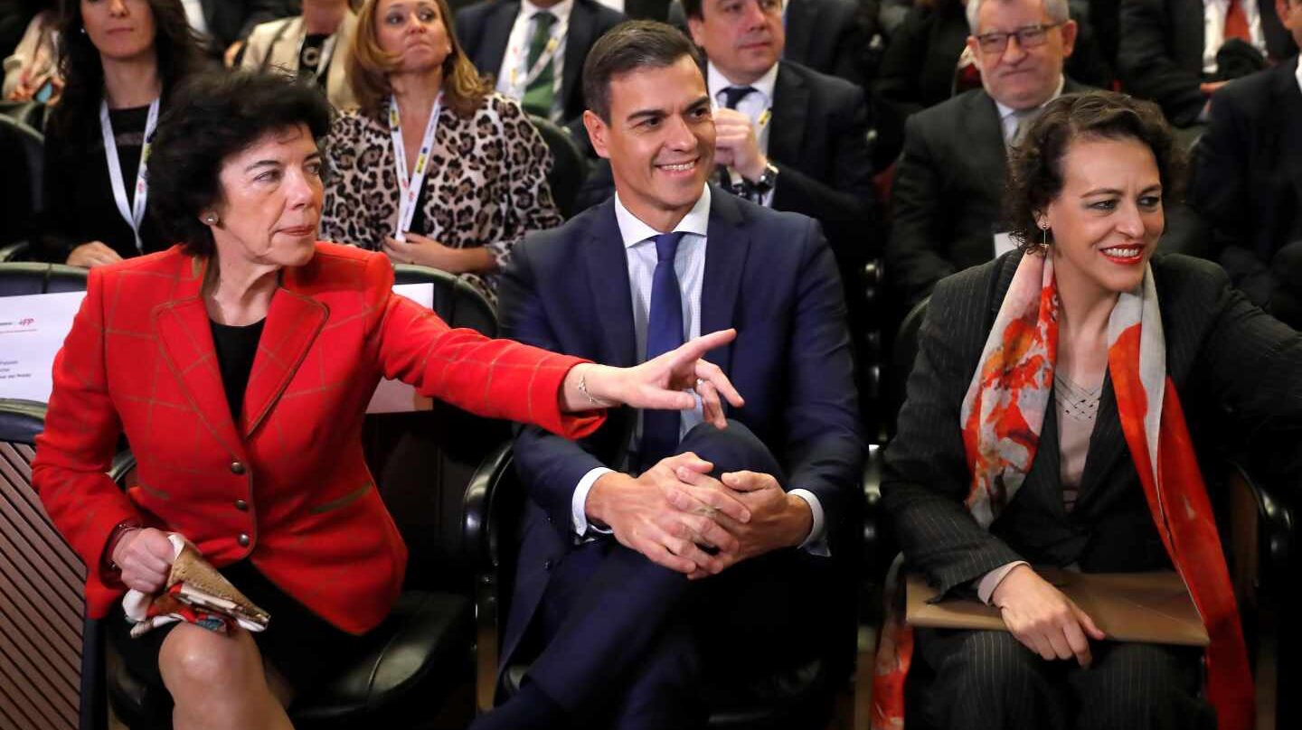 Isabel Celaá, Pedro Sánchez y Magdalena Valerio, en el Auditorio del Museo del Prado.