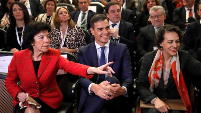 Isabel Celaá, Pedro Sánchez y Magdalena Valerio, en el Auditorio del Museo del Prado.