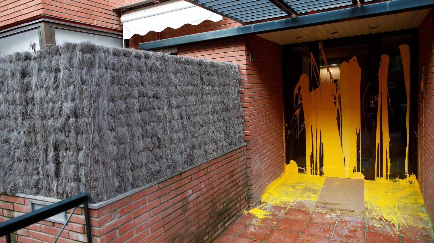 La vivienda de Pablo Llarena pintada de amarillo.