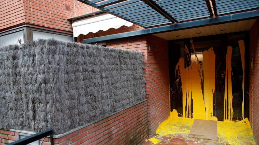 La vivienda de Pablo Llarena pintada de amarillo.