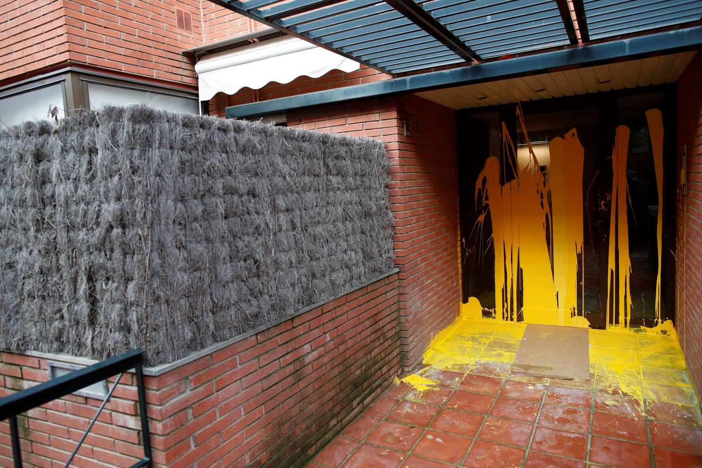 La vivienda de Pablo Llarena pintada de amarillo.