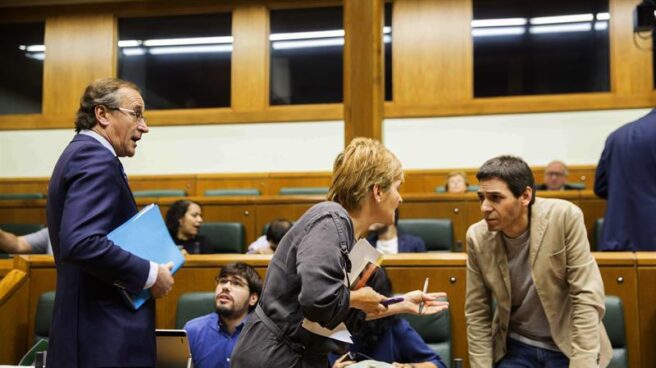 El presidente del PP vasco, Alfonso Alonso, junto a la portavoz de EH Bildu, Rebeka Ubera, en el Parlamento Vasco.