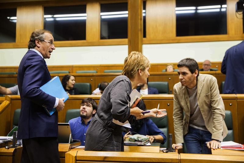 El presidente del PP vasco, Alfonso Alonso, junto a la portavoz de EH Bildu, Rebeka Ubera, en el Parlamento Vasco.