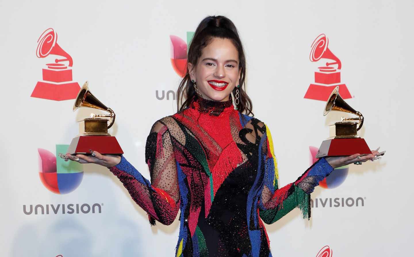 Rosalia, ganadora de Mejor Canción Alternativa y Mejor Actuación en Fusión Urbana en la XIX edición de los Grammy Latinos.
