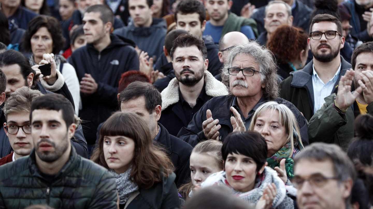 Gabriel Rufián y Joan Tardá se manifiestan en Pamplona para pedir la libertad de los presos de Alsasua.