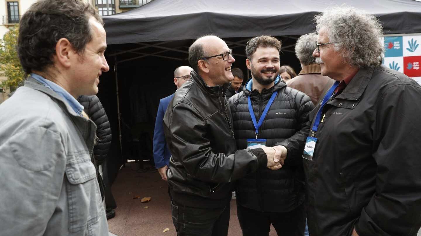 Joan Tardá y Gabriel Rufián saludan a un diputado del PNV y a los organizadores de la consulta de 'Gure Esku Dago'.